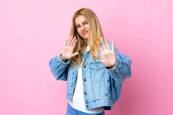 Молода Уругвайська Блондинка Через Ізольований Рожевий Фон Нервово Простягає Руки — стокове фото