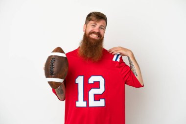 Beyaz arka planda izole edilmiş rugby oynayan Kafkasyalı genç adam gülüyor.