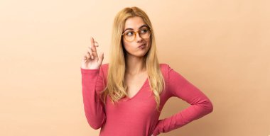 Genç Uruguaylı sarışın kadın izole edilmiş geçmişinde şans diliyor ve en iyisini diliyor.