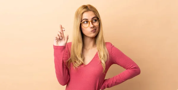 Young Uruguayan Blonde Woman Isolated Background Fingers Crossing Wishing Best — Stock Photo, Image