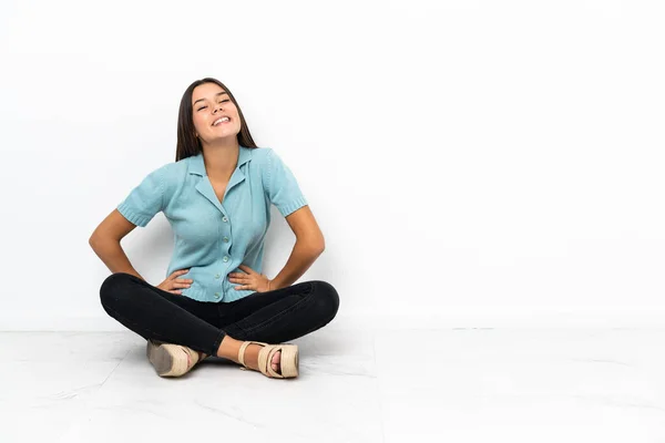 Chica Adolescente Sentada Suelo Posando Con Los Brazos Cadera Sonriendo — Foto de Stock