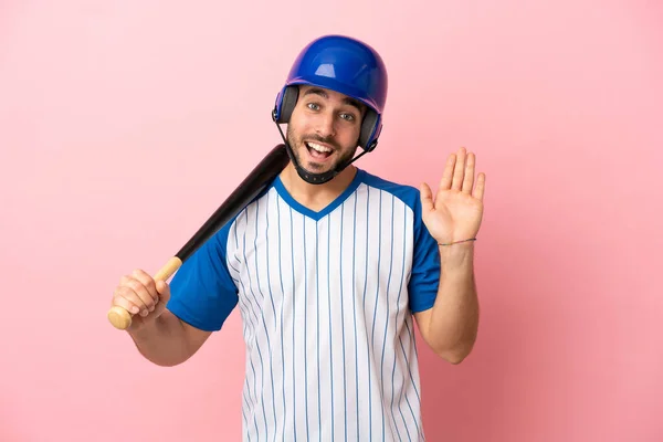 Kasklı Beyzbol Oyuncusu Beyzbol Sopası Pembe Arka Planda Izole Edilmiş — Stok fotoğraf