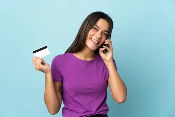 Teenager Κορίτσι Απομονώνονται Ροζ Φόντο Κρατώντας Μια Συνομιλία Κινητό Τηλέφωνο — Φωτογραφία Αρχείου