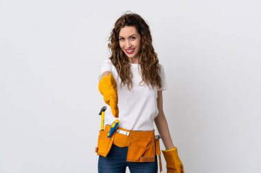 Beyaz arka planda izole edilmiş genç elektrikçi iyi bir anlaşma için el sıkışıyor.