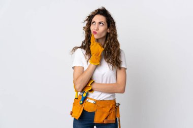 Genç elektrikçi beyaz arka planda izole edildi.