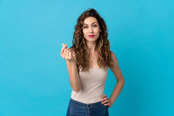 Jonge Kaukasische Vrouw Geïsoleerd Blauwe Achtergrond Maken Italiaanse Gebaar — Stockfoto