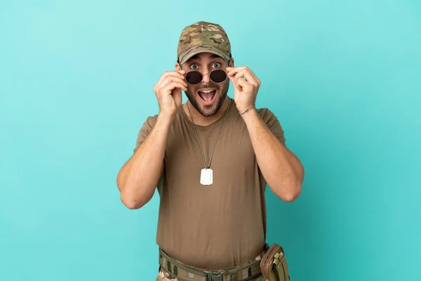 Militar Con Etiqueta Perro Sobre Aislado Sobre Fondo Azul Con —  Fotos de Stock