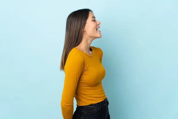 Teenager Girl Isolated Blue Background Laughing Lateral Position — Foto Stock