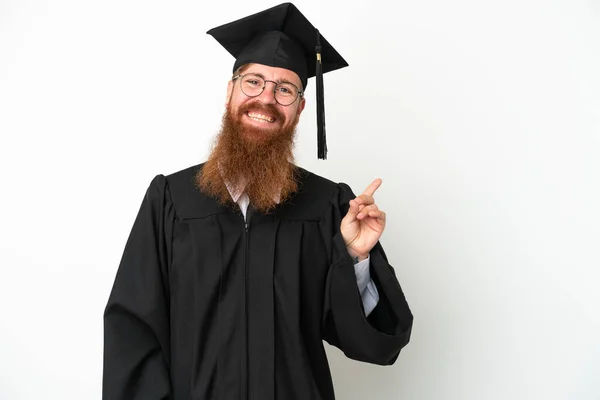 Jonge Universiteit Afgestudeerde Roodachtige Man Geïsoleerd Witte Achtergrond Wijzend Vinger — Stockfoto