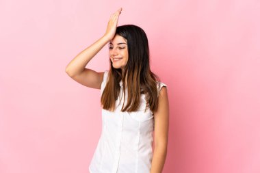 Pembe arka planda izole genç beyaz kadın bir şey fark etti ve çözüme niyetlendi.