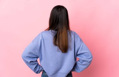 Pembe arka planda izole edilmiş beyaz bir kadın.