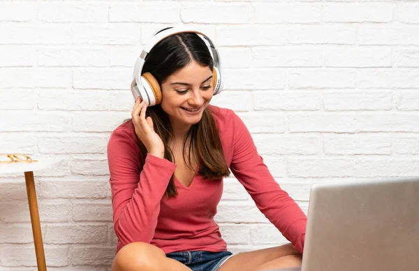 Mujer Joven Con Portátil Sentado Suelo —  Fotos de Stock