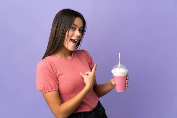 Adolescente Menina Segurando Milkshake Morango Apontando Para Trás — Fotografia de Stock