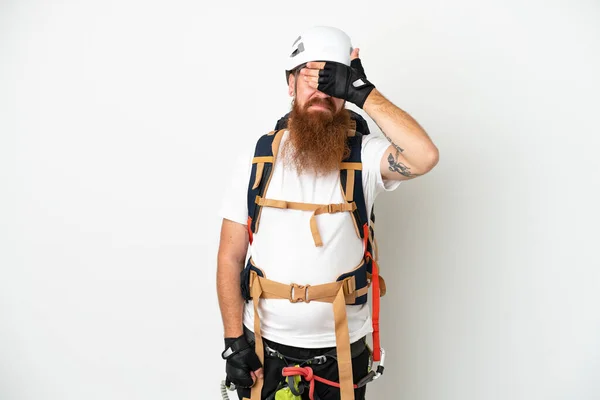 Genç Kaya Tırmanışçısı Beyaz Arka Planda Gözleri Elleriyle Kaplayan Kızıl — Stok fotoğraf
