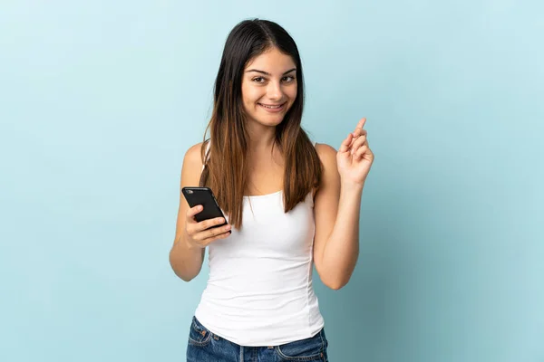 Junge Kaukasische Frau Mit Handy Isoliert Auf Blauem Hintergrund Zeigt — Stockfoto