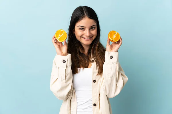 Ung Kaukasisk Kvinna Isolerad Blå Bakgrund Håller Orange — Stockfoto