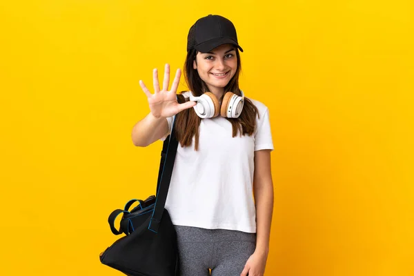 Junge Sportlerin Mit Sporttasche Auf Gelbem Hintergrund Die Mit Den — Stockfoto