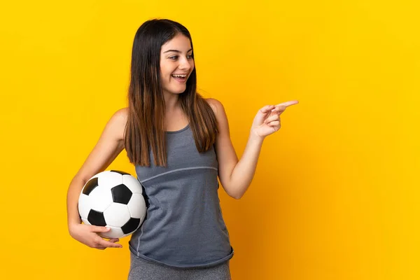 Junge Fußballerin Isoliert Auf Gelbem Hintergrund Zeigt Mit Dem Finger — Stockfoto