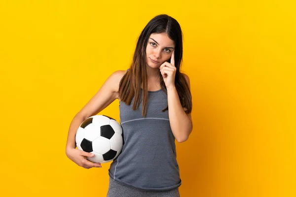 Jovem Jogador Futebol Mulher Isolada Fundo Amarelo Pensando Uma Ideia — Fotografia de Stock