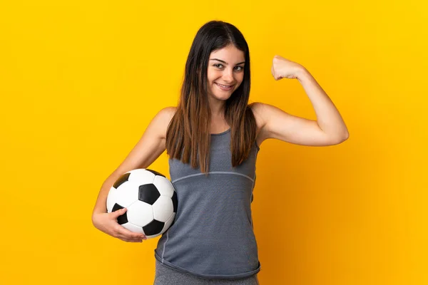 Joven Futbolista Mujer Aislada Sobre Fondo Amarillo Haciendo Fuerte Gesto — Foto de Stock