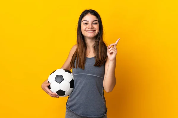 Молода Жінка Футболістка Ізольована Жовтому Тлі Показуючи Піднімаючи Палець Знак — стокове фото