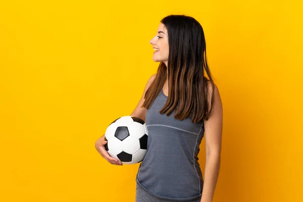 Νεαρή Ποδοσφαιριστής Γυναίκα Απομονωμένη Κίτρινο Φόντο Γελώντας Στην Πλευρική Θέση — Φωτογραφία Αρχείου