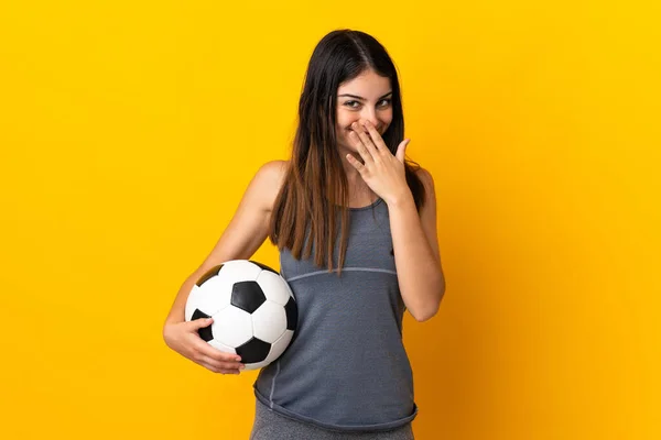Молодая Футболистка Женщина Изолирована Желтом Фоне Счастливый Улыбающийся Покрывающий Рот — стоковое фото