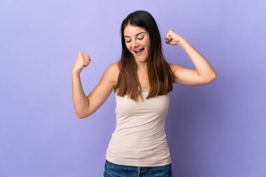 Mor arka planda izole edilmiş beyaz bir kadın zaferi kutluyor.