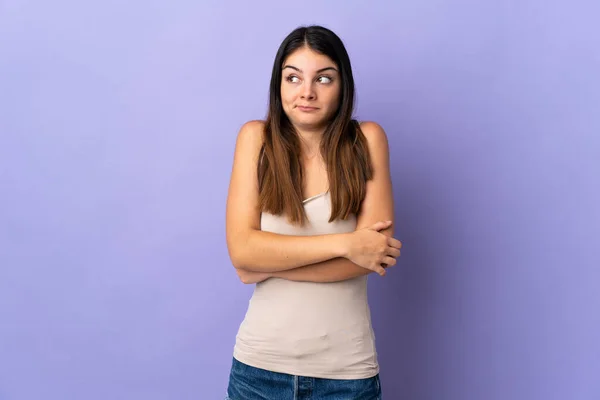 Giovane Donna Caucasica Isolata Sfondo Viola Facendo Dubbi Gesto Mentre — Foto Stock