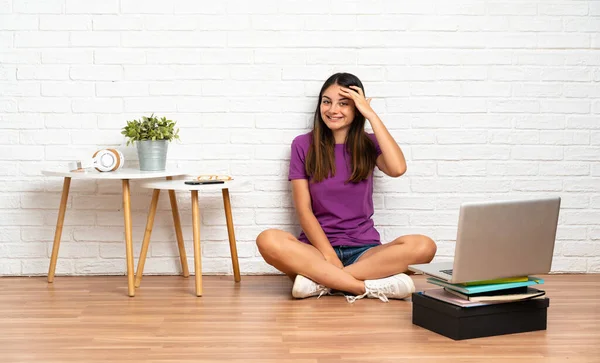 Giovane Donna Con Computer Portatile Seduto Sul Pavimento Casa Salutando — Foto Stock