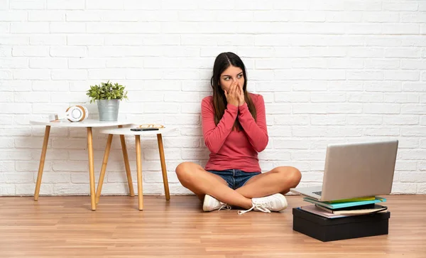 Giovane Donna Con Computer Portatile Seduto Sul Pavimento Coperto Che — Foto Stock