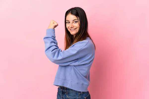 Joven Mujer Caucásica Aislada Sobre Fondo Rosa Haciendo Gesto Fuerte —  Fotos de Stock