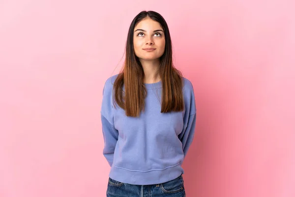 Giovane Donna Caucasica Isolata Sfondo Rosa Guardando Alto — Foto Stock