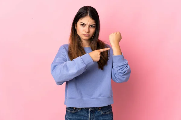 Pembe Arka Planda Izole Edilmiş Beyaz Bir Kadın Geç Kalma — Stok fotoğraf