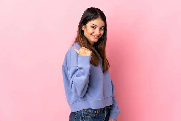 Giovane Donna Caucasica Isolata Sfondo Rosa Che Punta Verso Lato — Foto Stock