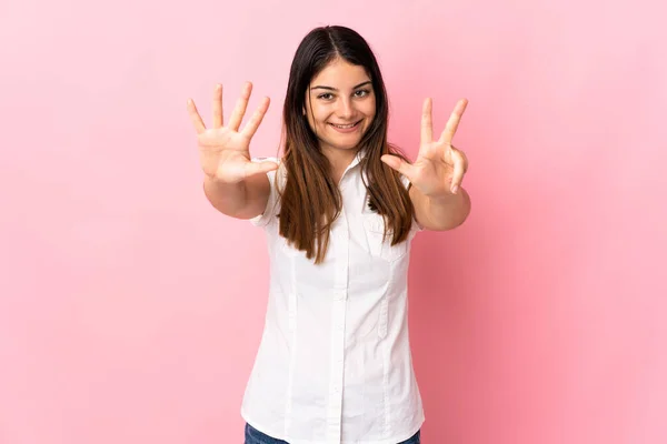 Νεαρή Καυκάσια Γυναίκα Απομονωμένη Ροζ Φόντο Μετρώντας Οκτώ Δάχτυλα — Φωτογραφία Αρχείου