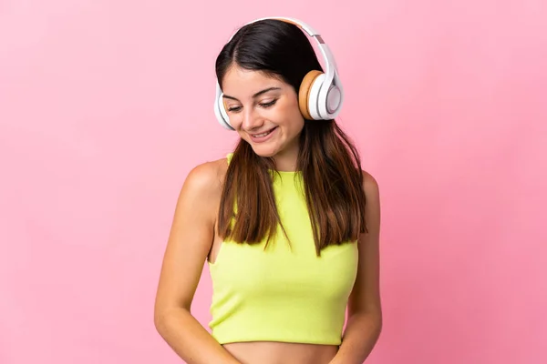 Young Caucasian Woman Isolated Pink Background Listening Music — Stock Photo, Image