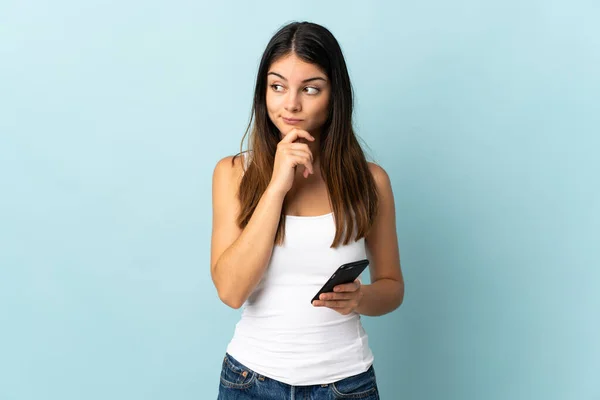 Joven Mujer Caucásica Usando Teléfono Móvil Aislado Sobre Fondo Azul —  Fotos de Stock