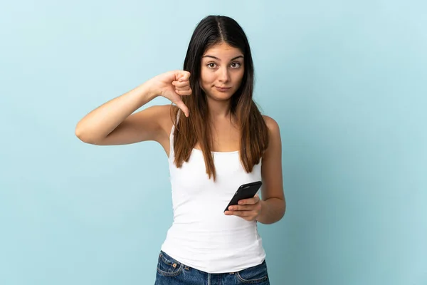 Mujer Joven Caucásica Usando Teléfono Móvil Aislado Sobre Fondo Azul —  Fotos de Stock