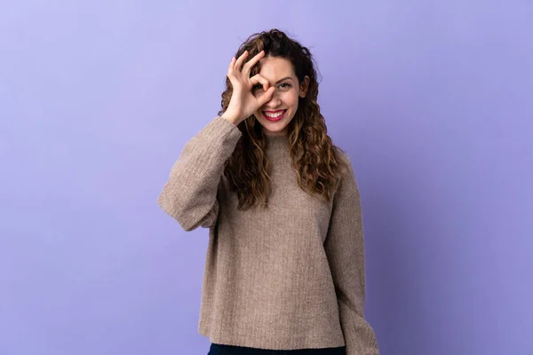 Mulher Branca Jovem Isolado Fundo Roxo Mostrando Sinal Com Dedos — Fotografia de Stock