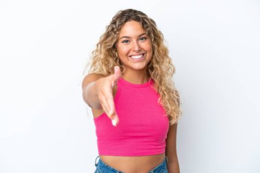 Beyaz arka planda izole edilmiş kıvırcık saçlı kız iyi bir anlaşma için el sıkışıyor.