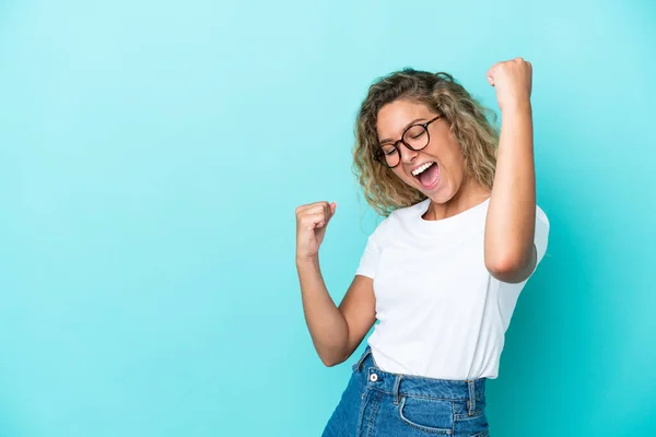 Ragazza Con Capelli Ricci Isolata Sfondo Blu Che Celebra Una — Foto Stock