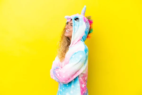 Girl Curly Hair Wearing Unicorn Pajama Isolated Yellow Background Lateral — Stock Photo, Image