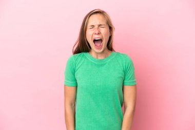 Pembe arka planda izole edilmiş genç bir İngiliz kadın ağzı açık bağırıyor.