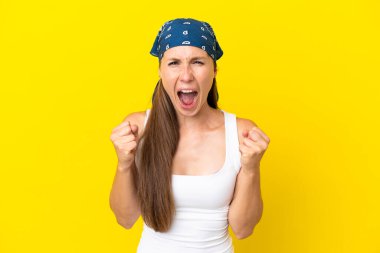 Sarı arka planda izole edilmiş genç bir İngiliz kadın kötü bir durum yüzünden hayal kırıklığına uğradı.