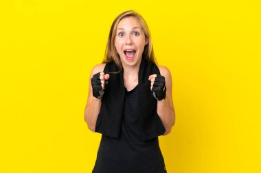 Beyaz arka planda izole edilmiş genç İngiliz kadın galibiyetini kutluyor.