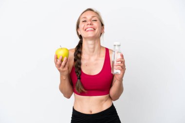 Genç İngiliz kadın beyaz arka planda bir elma ve bir şişe suyla izole edilmiş.