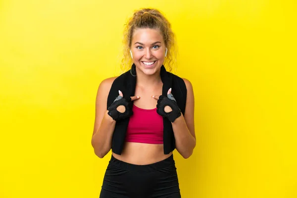 Sport Vrouw Met Handdoek Geïsoleerd Gele Achtergrond Met Verrassing Gezichtsuitdrukking — Stockfoto