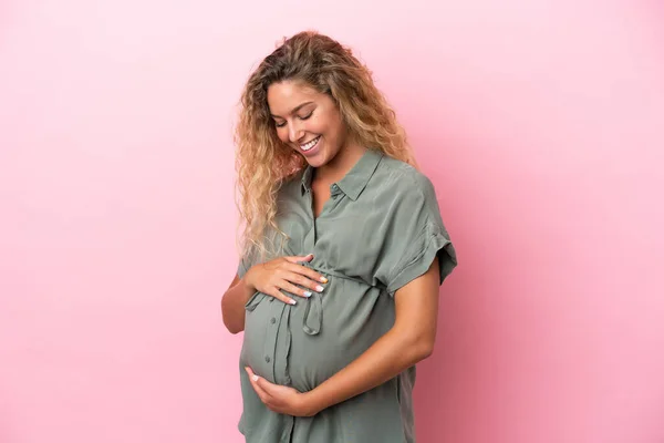 Flicka Med Lockigt Hår Isolerad Rosa Bakgrund Gravid — Stockfoto