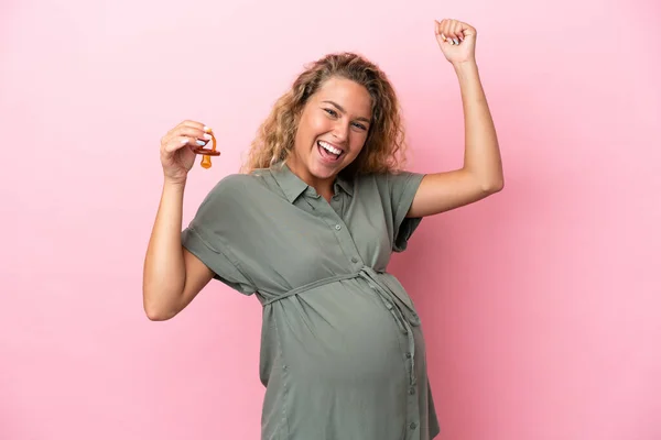 Ragazza Con Capelli Ricci Isolato Sfondo Rosa Incinta Possesso Ciuccio — Foto Stock